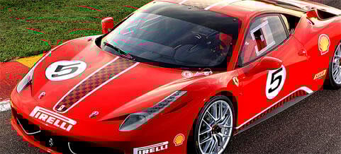 En Ferrari 458 Italia tävlingsbil på en racerbana. (AI text)