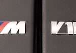 BMW V10-logotyper på en svart bil (AI text)