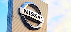 Nissan-logotyp på ett byggnad (AI text)