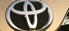 ett Toyota-logotyp på framföraret på en bil (AI text)