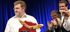 En man klappar åt en man i kostym. (AI text)