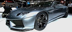 En silverfärgad sportbil på utställning på London Auto Show. (AI text)