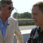 En man och kvinna pratar på en racerbana. (AI text)