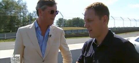 En man och kvinna pratar på en racerbana. (AI text)