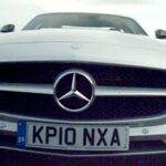 Mercedes-Benz SLS AMG kör på en landsväg. (AI text)