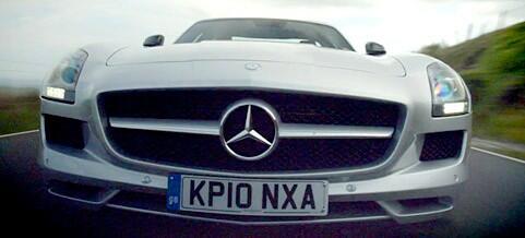 Mercedes-Benz SLS AMG kör på en landsväg. (AI text)