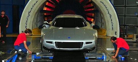 En bil repareras i en garage. (AI text)