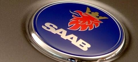 En Saab-logga på förgrundsväggen av en bil. (AI text)