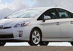 En Toyota Prius parkerad vid vägkanten. (AI text)