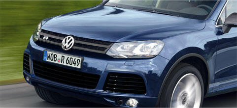 En Volkswagen-terrängbil kör ner en väg. (AI text)