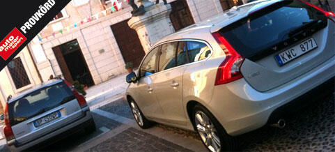 En Volvo V40 parkerad vid gatan. (AI text)