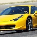 En gul Ferrari 458 Italia kör på en racerbana. (AI text)