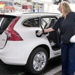 En bil sätts ihop i en fabrik. (AI text)