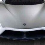 En vit sportbil i en garage. (AI text)