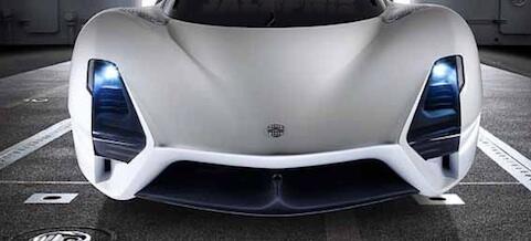 En vit sportbil i en garage. (AI text)