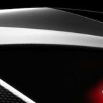 En närbild på en hjälm med en röd ljuspunkt på den. (AI text)