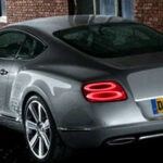 En Bentley Continental parkerad i en parkeringsplats (AI text)