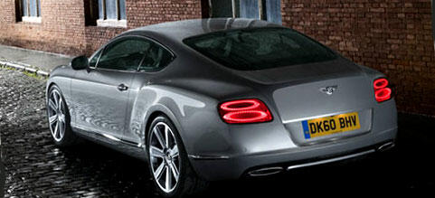En Bentley Continental parkerad i en parkeringsplats (AI text)