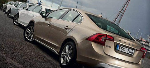 En rad bilar parkerade i en parkeringsplats. (AI text)