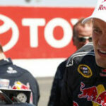 En racerförare förbereder sig för att tävla. (AI text)