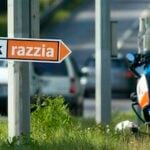 En grupp motorcyklar parkerade vid en väg. (AI text)