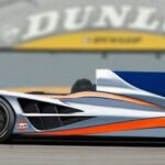 En racerbil kör snabbt längs en bana. (AI text)