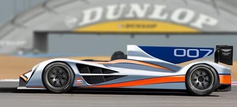 En racerbil kör snabbt längs en bana. (AI text)