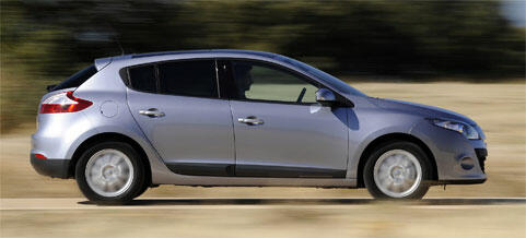 En silverfärgad bil kör nedför en landsväg. (AI text)