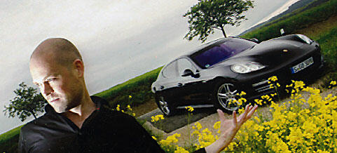 En man står framför en bil. (AI text)