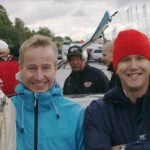 En grupp personer i en racerbil (AI text)