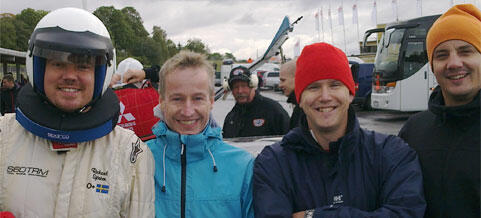 En grupp personer i en racerbil (AI text)