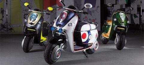 En grupp scootrar i en rummise (AI text)