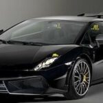 En svart Lamborghini GT4 supersportbil i en studio. (AI text)