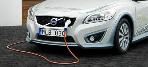 En Volvo EV är uppkopplad till en murväggsladdare. (AI text)