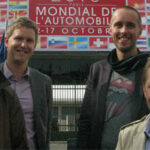 En grupp människor står framför en skylt. (AI text)