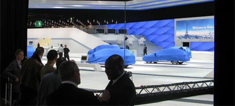 En grupp personer står framför en bil. (AI text)