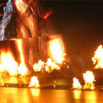 En bil brinner på en bilsalong. (AI text)