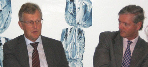 en grupp personer sittande vid ett bord (AI text)