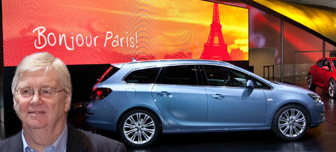 En man i kostym står bredvid en bil. (AI text)