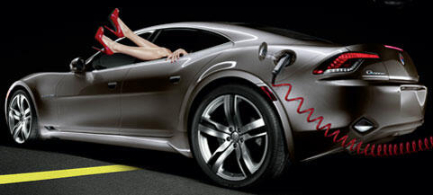 En kvinna parkerar bredvid en bil. (AI text)