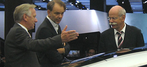 En grupp personer står samlade kring en bil. (AI text)