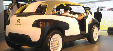 En bil visas upp på en bilmesse. (AI text)