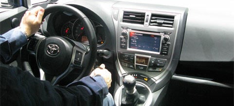 En man kör en bil. (AI text)