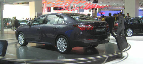 En bil visas upp på en bilmesse. (AI text)