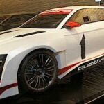 En bilmodell visas upp i en showrum (AI text)