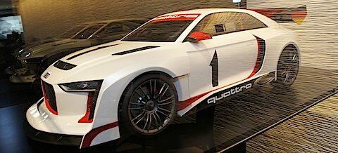 En bilmodell visas upp i en showrum (AI text)