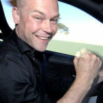 En man kör bil. (AI text)