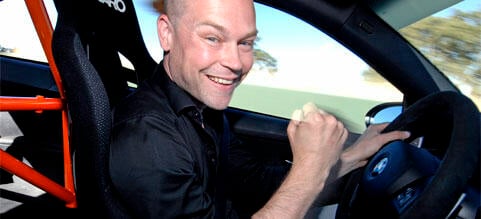 En man kör bil. (AI text)