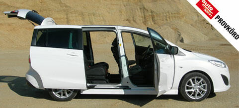 En vit bil med öppna dörrar. (AI text)