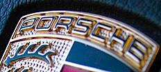 Porsche-logotypen syns på instrumentbrädan i bilen. (AI text)